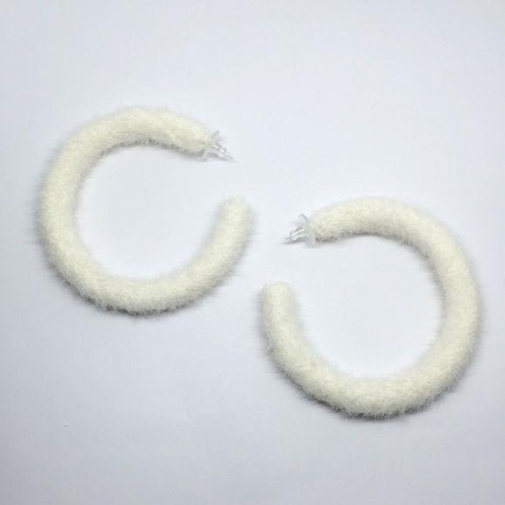 X-mas Handmade White Fluffy Round Earrings